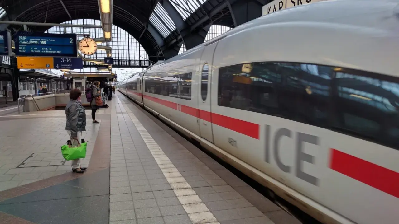 Ein ICE-Zug fährt in Karlsruhe Hbf ein. Der Unterschied zwischen 1. und 2. Klasse ist hier nicht sichtbar, aber die Reise beginnt.