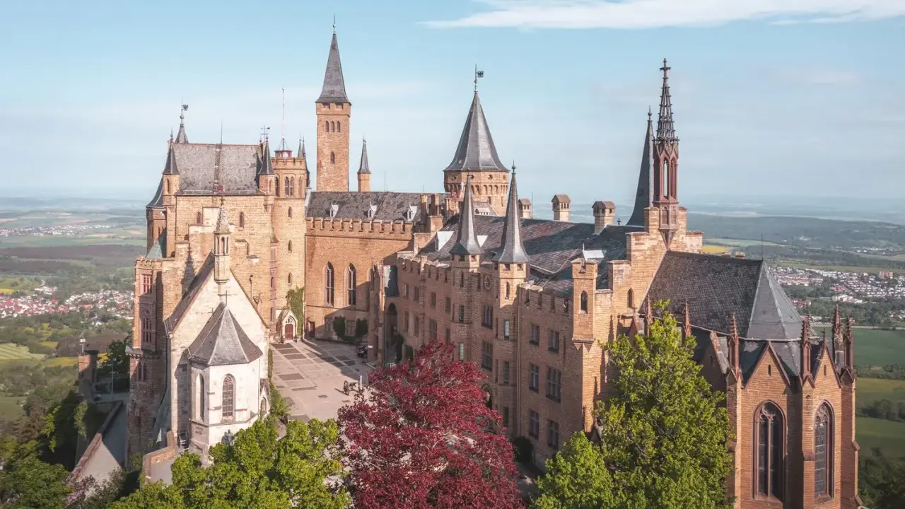 Die Burg Hohenzollern, ein Wahrzeichen Deutschlands, lässt die Frage aufkommen, wie viele Burgen es in Deutschland gibt.