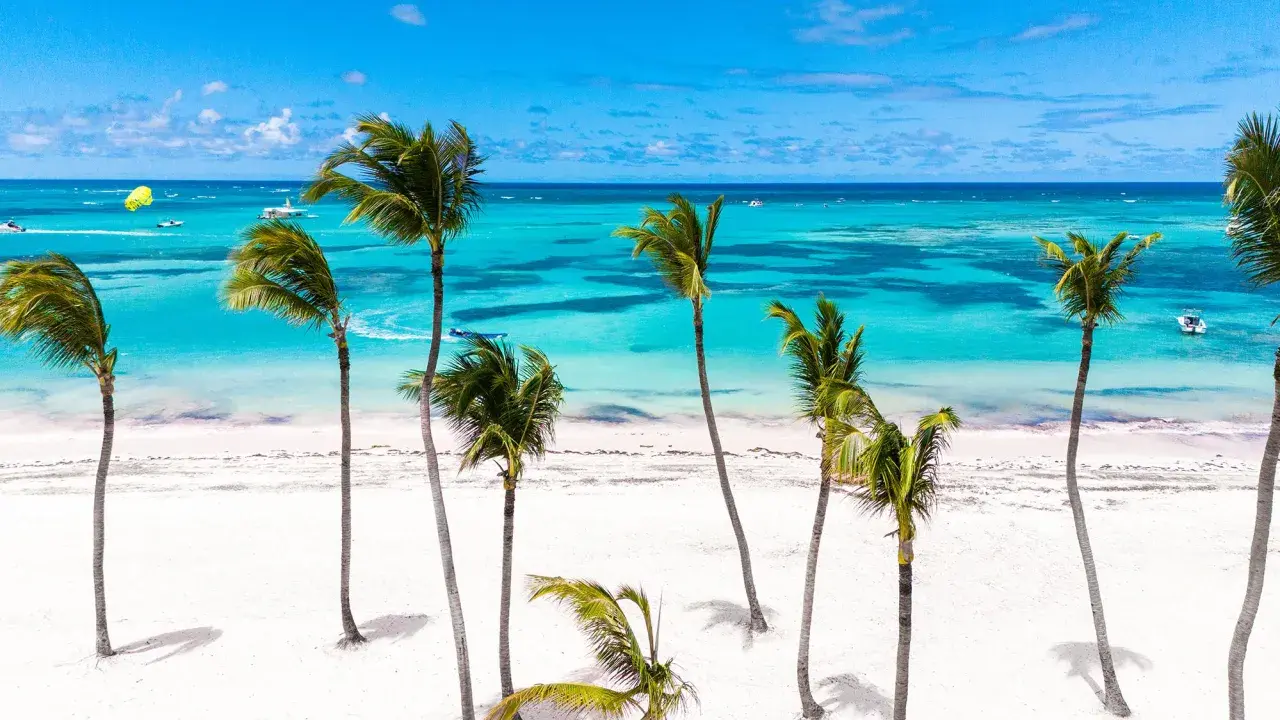 Traumhafter Strand mit Palmen und türkisfarbenem Meer. Perfekt für einen kurzurlaub im November.