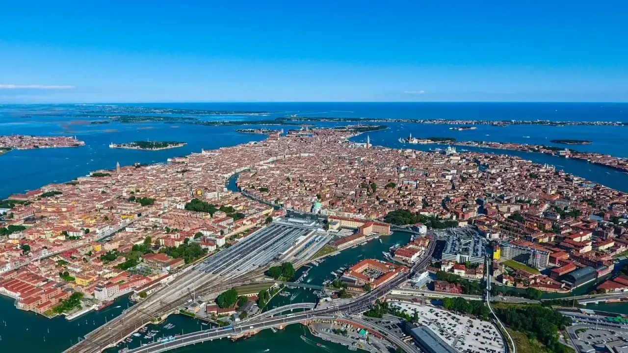 Luftaufnahme von Venedig mit Kanälen und Gebäuden. Hier kann man viel entdecken, von Gondelfahrten bis zu historischen Stätten.