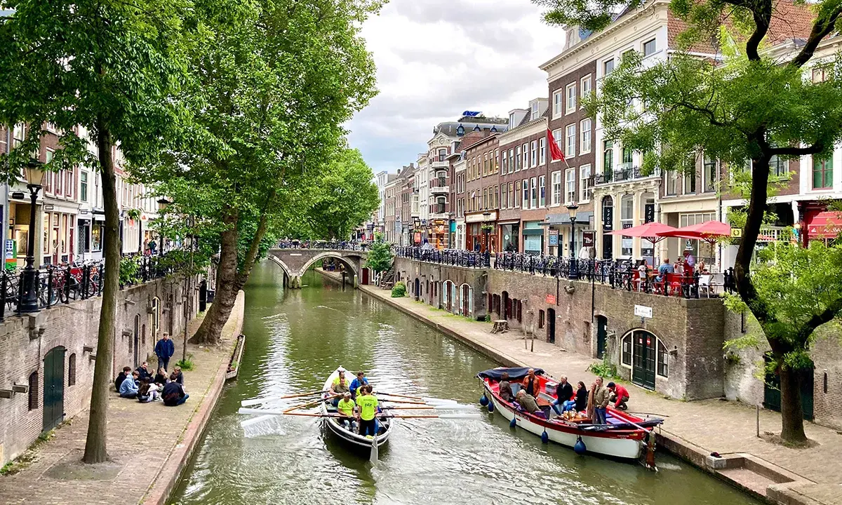 Utrecht: Ruderboote auf dem Kanal, Menschen auf Terrassen – tolle Ideen, was zu tun ist in Utrecht.