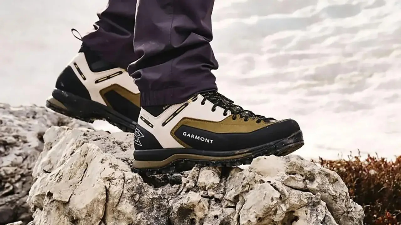 Robuste Garmont Wanderschuhe Kategorie D auf Felsen. Perfekt für anspruchsvolle Touren.