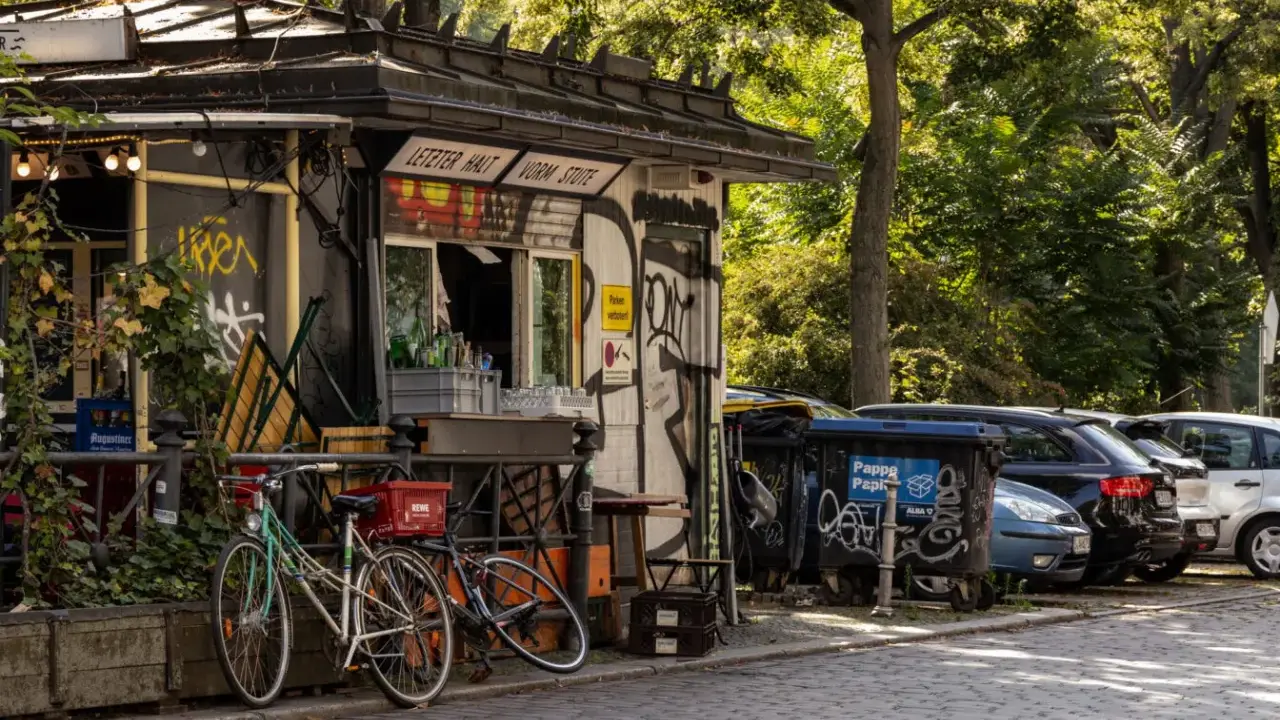 Ein Kiosk in Berlin Kreuzberg mit Fahrrädern davor und Autos dahinter.