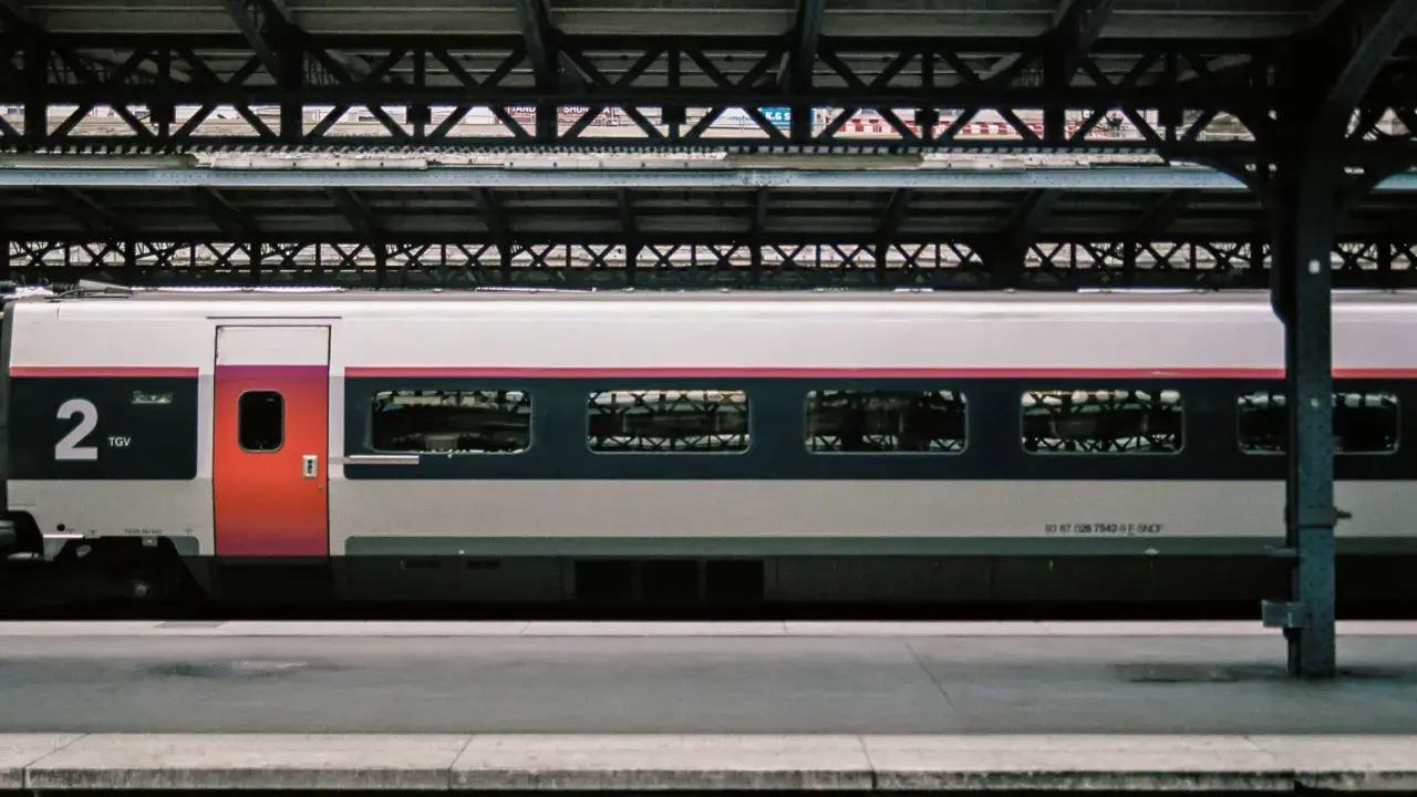TGV-Zug in Frankreich wartet auf Fahrgäste. Die modernen Zugverbindungen Frankreichs sind bekannt für ihre Geschwindigkeit und Effizienz.