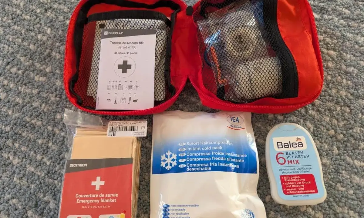 Erste Hilfe Set für das Wandern: Notfalldecke, Kühlpacks, Blasenpflaster und ein Erste-Hilfe-Kit von Forclaz.