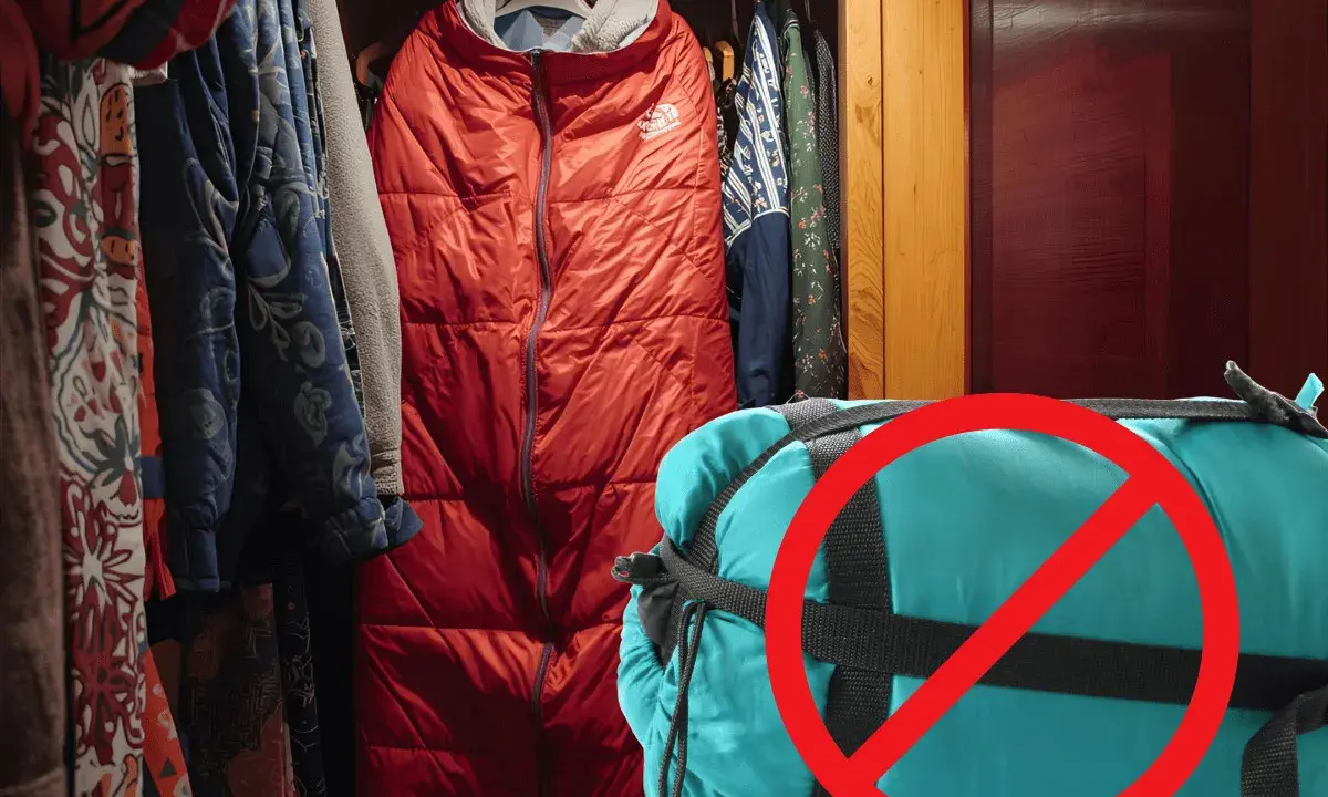 Roter Schlafsack hängt im Schrank. Ein blauer Schlafsack ist mit einem roten Kreis und Balken durchgestrichen, was zeigt, wie man einen Schlafsack lagern sollte.