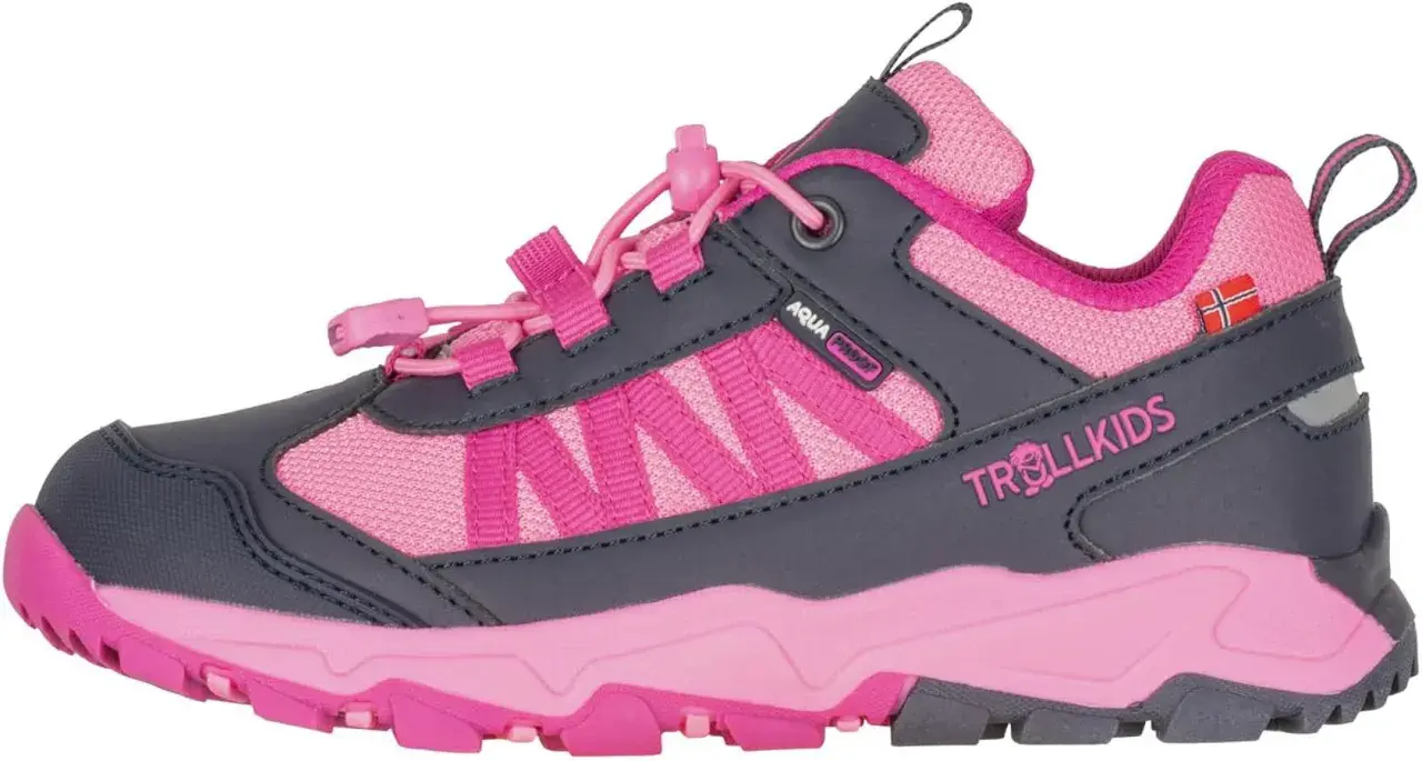 Ein pink-grauer Trollkids Schuh für Kinder mit Schnellschnürung. Die Marke ist bekannt für bequeme und robuste Kinderschuhe, die oft etwas größer ausfallen.