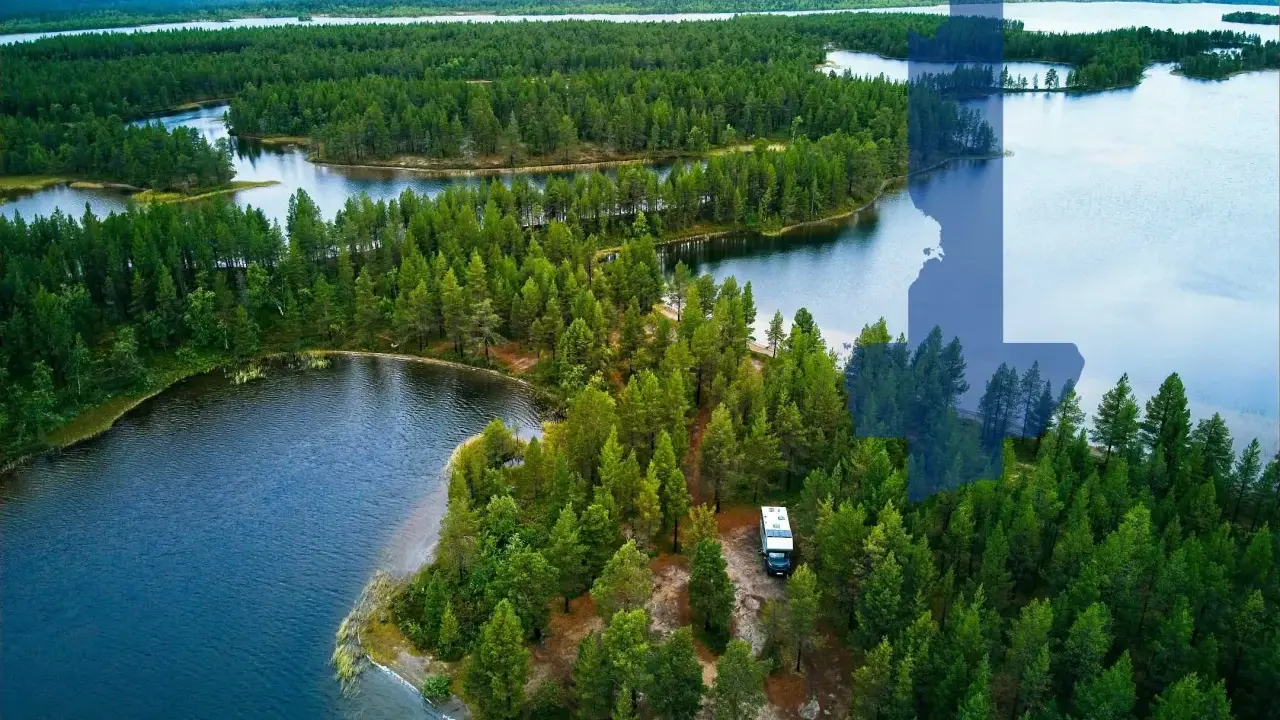 Ein Wohnmobil steht am Ufer eines Sees inmitten dichter Wälder. Perfekt für wildcampen Finnland!