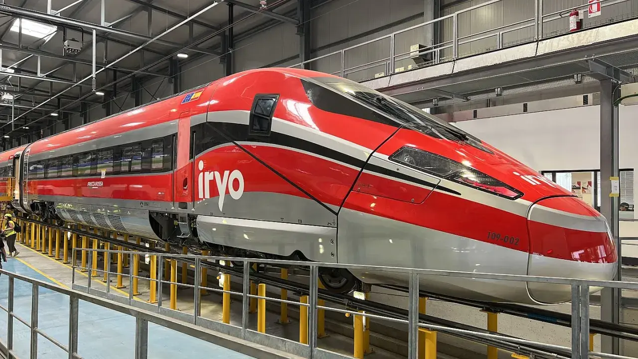 Der rote italienische Schnellzug "Frecciarossa" mit dem Logo "iryo" steht in einer Werkstatthalle.