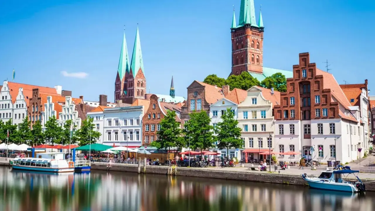 Ein malerischer Blick auf Lübeck mit seinen historischen Giebelhäusern und Kirchtürmen. Perfekt für einen Urlaub im Mai in Deutschland.