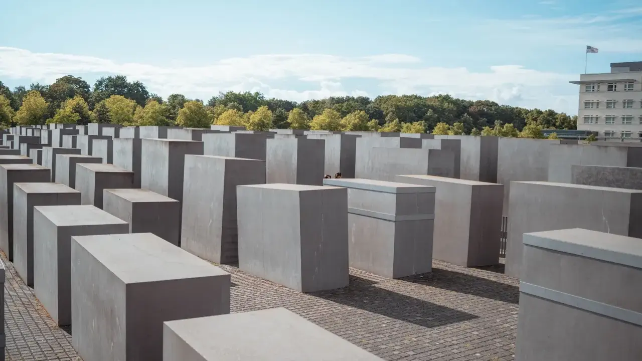 Gedenkstätte mit Betonstelen, ein Ort des **dark tourism**, der zum Nachdenken anregt.