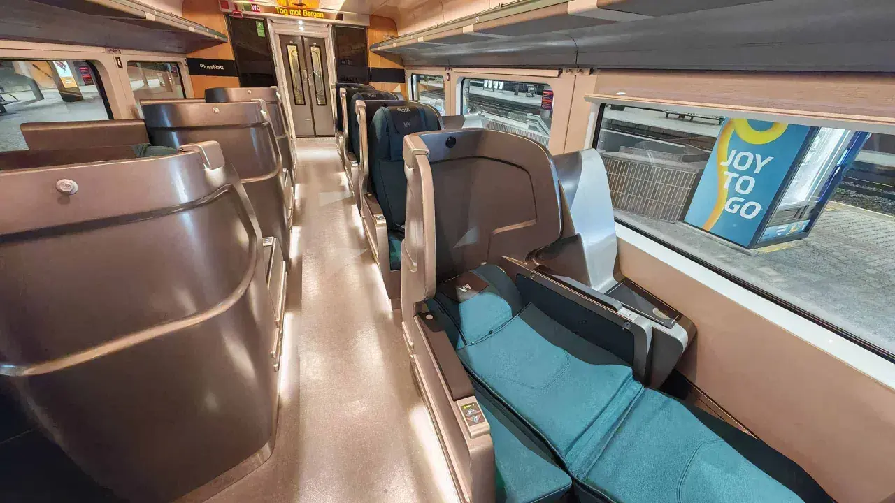 Komfortable Sitze im Zugabteil, bereit für die Reise mit dem Zug nach Oslo.