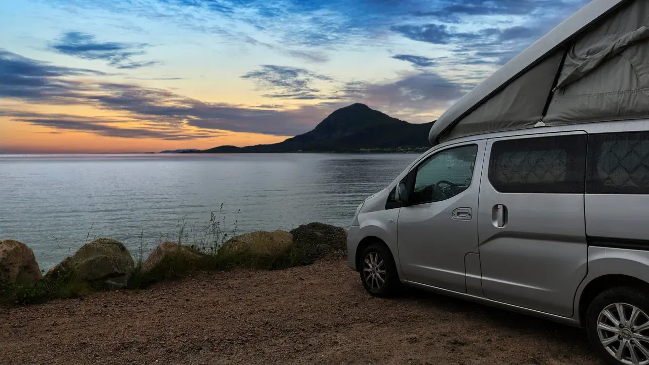Silberner Campervan am Meer bei Sonnenuntergang. Ein Traum für wildcampen Mecklenburg-Vorpommern.