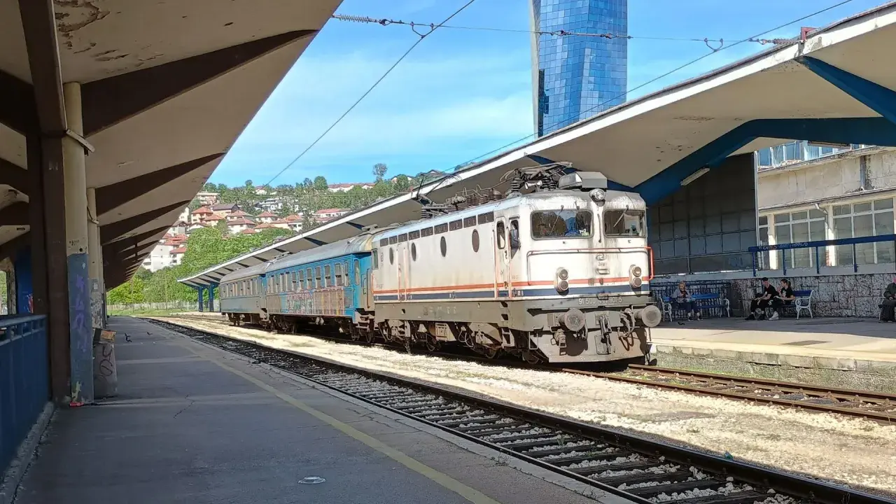 Ein Zug steht am Bahnsteig, bereit für die Fahrt von Sarajevo nach Mostar.