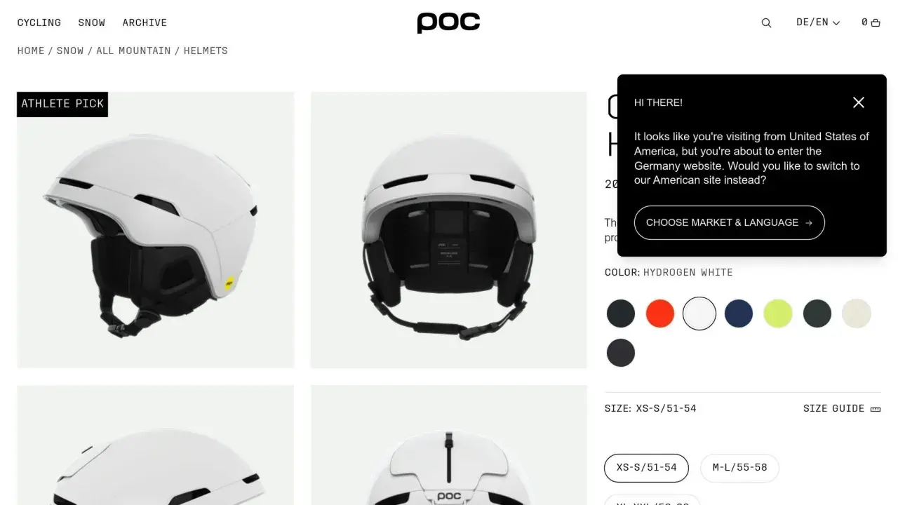 Ein weißer Skihelm mit MIPS-Technologie, die für zusätzliche Sicherheit bei Stürzen sorgt.