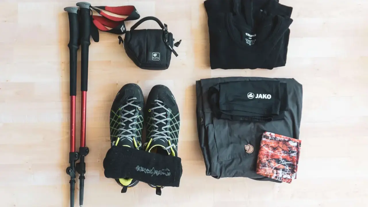 Wander equipment must have: Trekkingstöcke, Wanderschuhe, Funktionsshirt, Hose, kleine Tasche und ein Tuch.