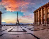 Eiffelturm im Abendrot, ein perfekter Moment für Paris Unternehmungen. Die Terrasse des Palais de Chaillot bietet einen atemberaubenden Blick.