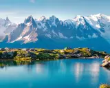 Bergsee mit Zelt und einem Wanderer, der die majestätische Mont Blanc Wanderung genießt.