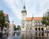 Kinder planschen im Brunnen vor dem Rathaus. Hier kann man in Braunschweig viel erleben, z.B. den Dom besichtigen.