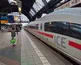 Ein ICE-Zug fährt in Karlsruhe Hbf ein. Der Unterschied zwischen 1. und 2. Klasse ist hier nicht sichtbar, aber die Reise beginnt.