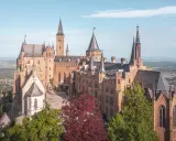 Die Burg Hohenzollern, ein Wahrzeichen Deutschlands, lässt die Frage aufkommen, wie viele Burgen es in Deutschland gibt.