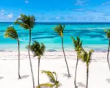 Traumhafter Strand mit Palmen und türkisfarbenem Meer. Perfekt für einen kurzurlaub im November.