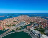 Luftaufnahme von Venedig mit Kanälen und Gebäuden. Hier kann man viel entdecken, von Gondelfahrten bis zu historischen Stätten.