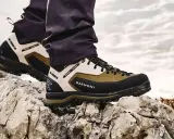 Robuste Garmont Wanderschuhe Kategorie D auf Felsen. Perfekt für anspruchsvolle Touren.