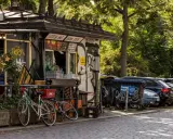 Ein Kiosk in Berlin Kreuzberg mit Fahrrädern davor und Autos dahinter.