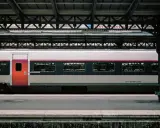 TGV-Zug in Frankreich wartet auf Fahrgäste. Die modernen Zugverbindungen Frankreichs sind bekannt für ihre Geschwindigkeit und Effizienz.