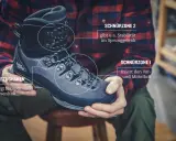 Schuh mit zwei Schnürzonen und Tiefzughaken für optimalen Fersenhalt. So gelingt das Wanderschuhe richtig binden für Stabilität.