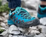 Blaue Salewa Wanderschuhe mit türkisen Schnürsenkeln, bereit für jedes Abenteuer auf steinigem Untergrund.
