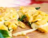 Gefülltes Omelett mit geschmolzenem Käse und Spinat, perfekt für einfache Outdoor-Gerichte.