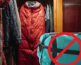 Roter Schlafsack hängt im Schrank. Ein blauer Schlafsack ist mit einem roten Kreis und Balken durchgestrichen, was zeigt, wie man einen Schlafsack lagern sollte.