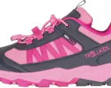 Ein pink-grauer Trollkids Schuh für Kinder mit Schnellschnürung. Die Marke ist bekannt für bequeme und robuste Kinderschuhe, die oft etwas größer ausfallen.