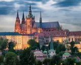 Prag Ausflugsziele: Majestätische Kathedrale und historische Gebäude im Abendlicht, ein unvergesslicher Anblick.