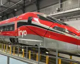 Der rote italienische Schnellzug "Frecciarossa" mit dem Logo "iryo" steht in einer Werkstatthalle.