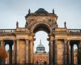 Prachtvoller Torbogen mit Blick auf das Neue Palais in Potsdam. Ein toller Ort, um zu entdecken, was man in Potsdam machen kann.