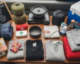 Packliste Zelten: Schlafsäcke, Kocher, Kühltruhe, Kleidung, Erste Hilfe und Spiele für ein Abenteuer.
