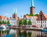 Ein malerischer Blick auf Lübeck mit seinen historischen Giebelhäusern und Kirchtürmen. Perfekt für einen Urlaub im Mai in Deutschland.