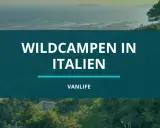 Wildcampen in Italien: Ein malerischer Blick auf die Küste und Berge, perfekt für Vanlife-Abenteuer.