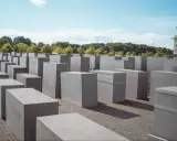 Gedenkstätte mit Betonstelen, ein Ort des **dark tourism**, der zum Nachdenken anregt.