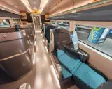 Komfortable Sitze im Zugabteil, bereit für die Reise mit dem Zug nach Oslo.