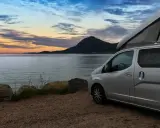 Silberner Campervan am Meer bei Sonnenuntergang. Ein Traum für wildcampen Mecklenburg-Vorpommern.
