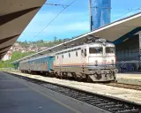 Ein Zug steht am Bahnsteig, bereit für die Fahrt von Sarajevo nach Mostar.