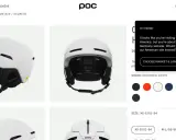 Ein weißer Skihelm mit MIPS-Technologie, die für zusätzliche Sicherheit bei Stürzen sorgt.