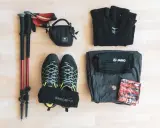 Wander equipment must have: Trekkingstöcke, Wanderschuhe, Funktionsshirt, Hose, kleine Tasche und ein Tuch.