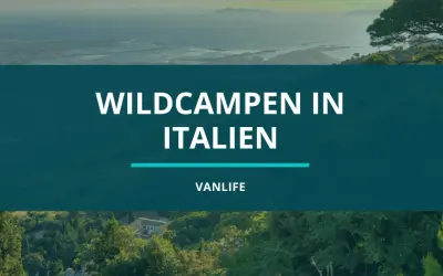 Wildcampen in Italien: Ein malerischer Blick auf die Küste und Berge, perfekt für Vanlife-Abenteuer.