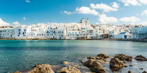 Weiße Häuser mit blauen Akzenten am Meer, ein Traumziel für beste Urlaubsziele.