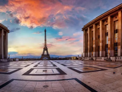 Eiffelturm im Abendrot, ein perfekter Moment für Paris Unternehmungen. Die Terrasse des Palais de Chaillot bietet einen atemberaubenden Blick.